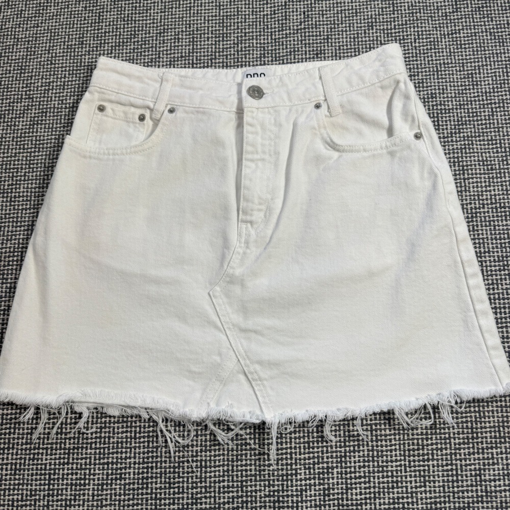 BDG Urban Outfitters White Denim Mini Skirt High Rise Frayed Hem Size M